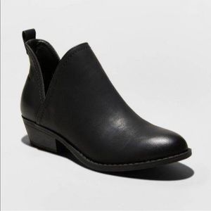 Universal Thread Black Booties